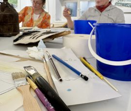 Osallistujat saivat kaikki välineet ja materiaalit Akvarellityöpajan osallistujia, maalausvälineitä