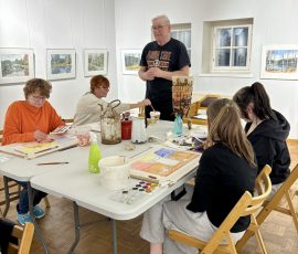 Työpaja keräsi maksimimäärän eli noin kymmenkunta osallistujaa Akvarellityöpajan osallistujia ryhmässä